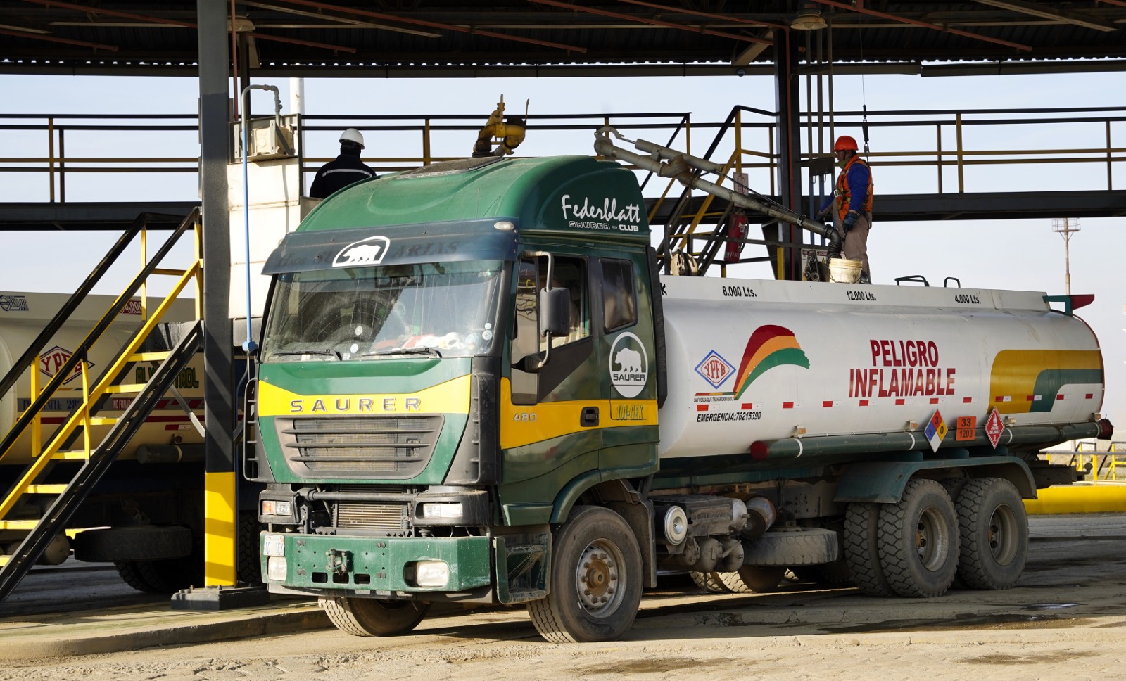Bloqueadores retienen cisternas con 48.000 litros de combustible en el norte de La Paz