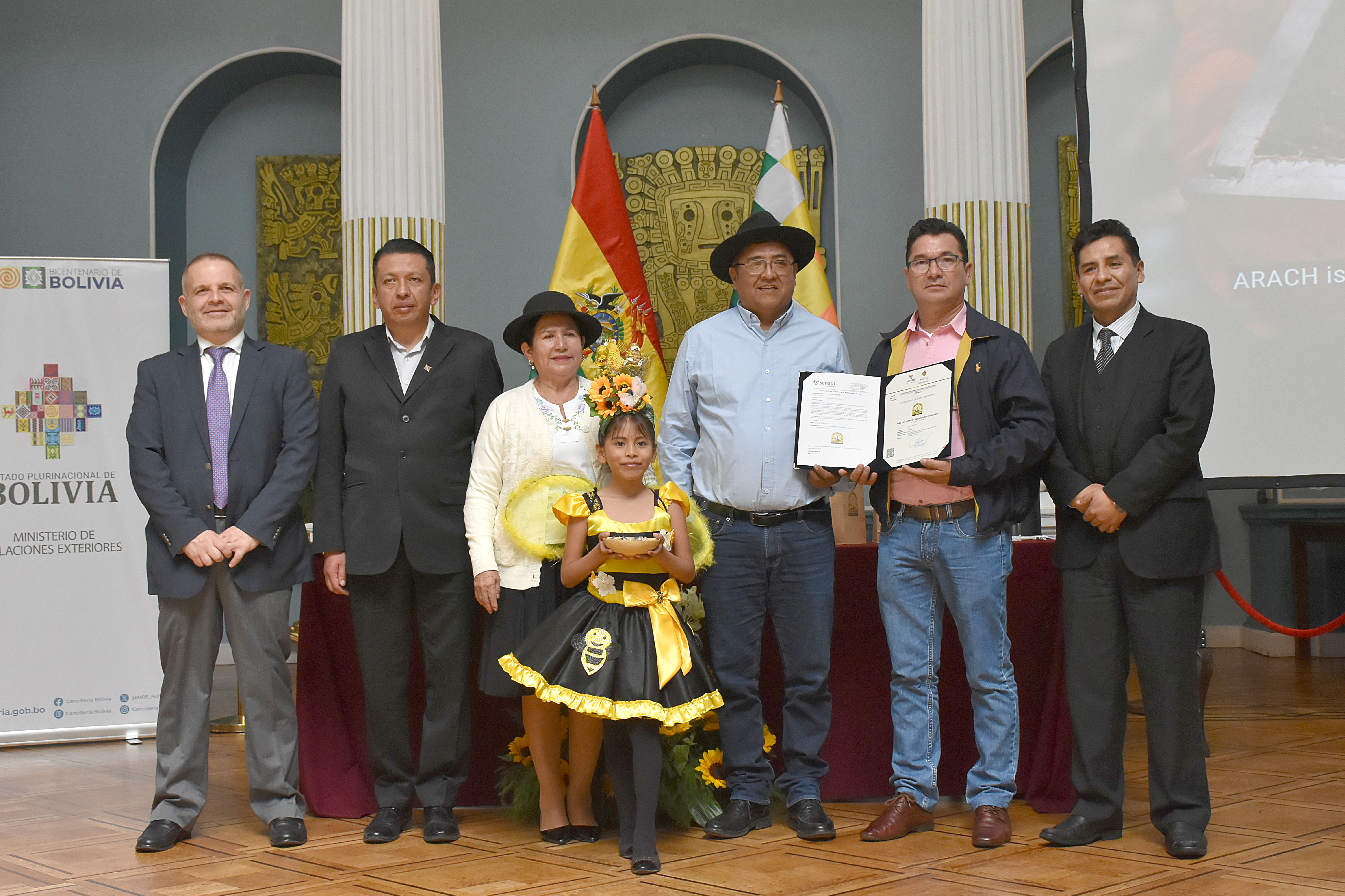 Canciller y apicultores presentan la nueva marca colectiva “Miel del Chaco Chuquisaqueño”