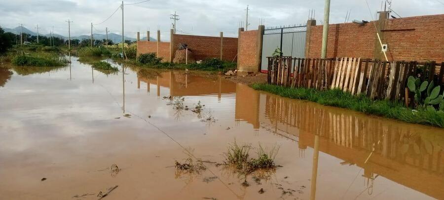 Riada en Arani afecta a más de 250 familias y Defensa Civil desplaza maquinaria pesada