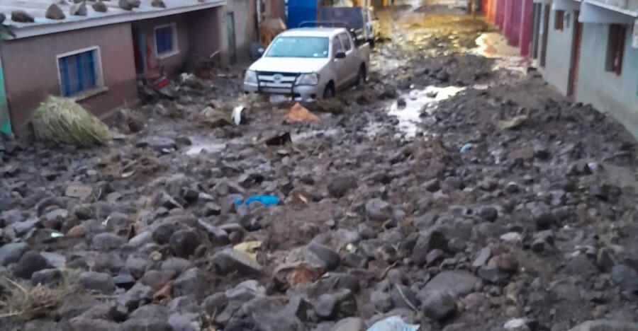 Desborde de río en Colcha K deja viviendas anegadas y destrozos, militares ayudan a la evacuación de afectados