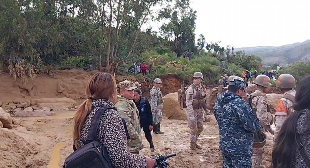 Gobierno desplaza a las FFAA para trabajos de evacuación tras mazamorra en Laquiña