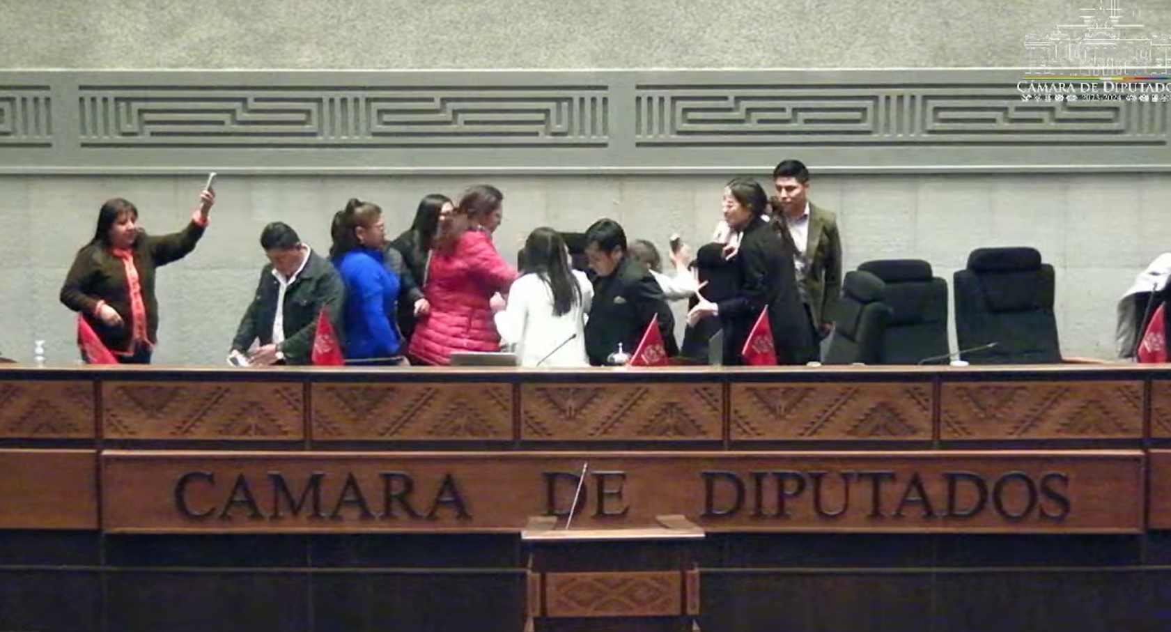 Nuevos incidentes en Diputados, sube presión y se instalan vigilias para exigir aprobación de créditos