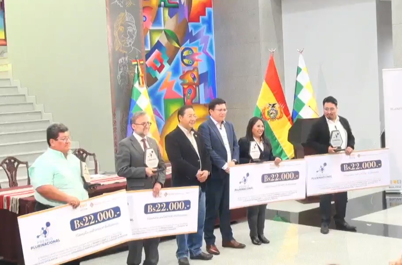 Entregan premios a 30 investigaciones, Arce asegura es central liberar a Bolivia de la dependencia tecnológica