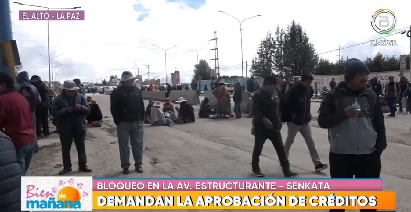 “Molestos” vecinos de El Alto bloquean vías exigiendo aprobación del crédito para el proyecto carretero Senkata – Apacheta, advierte paro indefinido