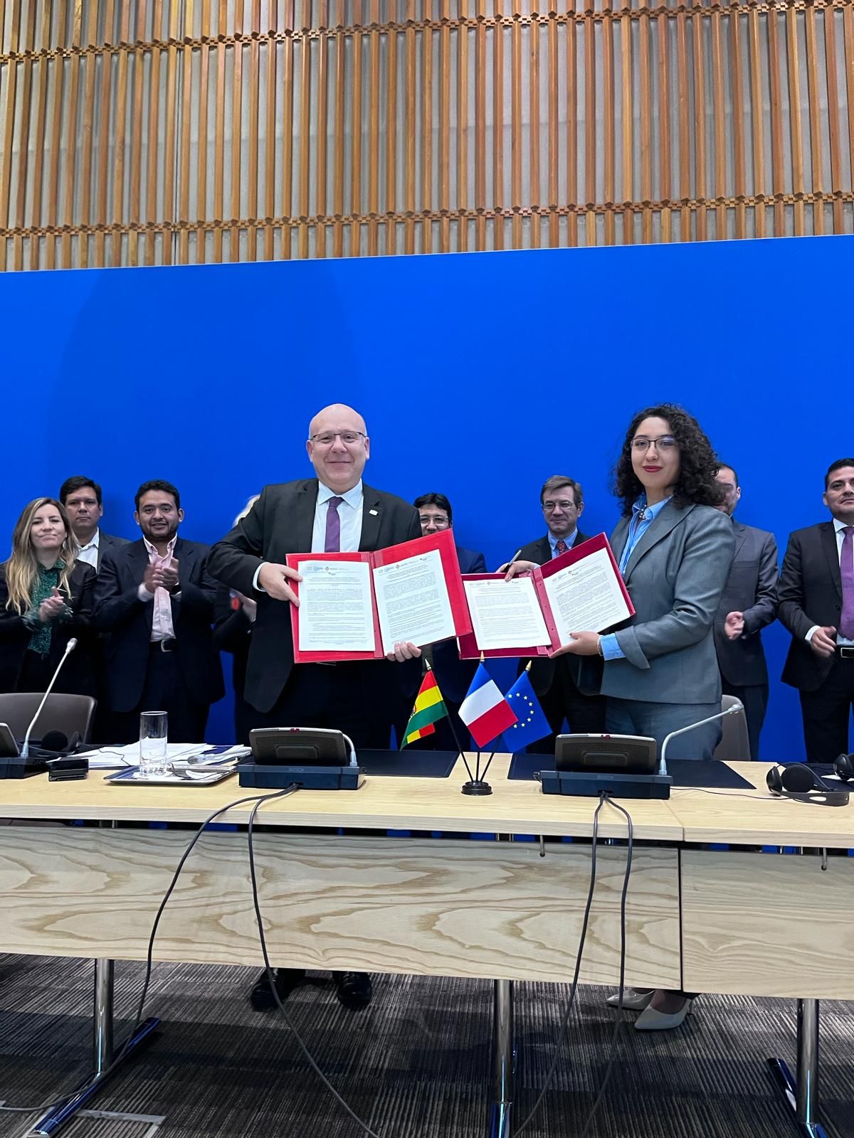 YLB y el BRGM de Francia firman acuerdo para el estudio de recursos hídricos en los salares de Bolivia