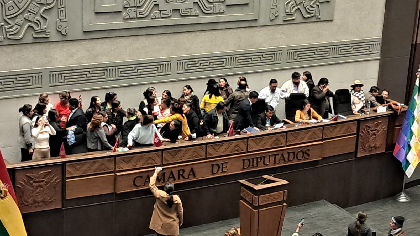 En medio de agresiones y hasta golpes de puño entre diputadas, se retoma la sesión en Diputados para tratar créditos