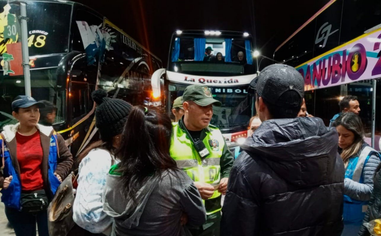 Defensoría de la Niñez y Adolescencia marca récord con la entrega de 680 permisos de viaje a menores en un día