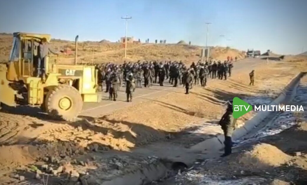 Policía interviene bloqueo en Caracollo y garantiza la circulación vial