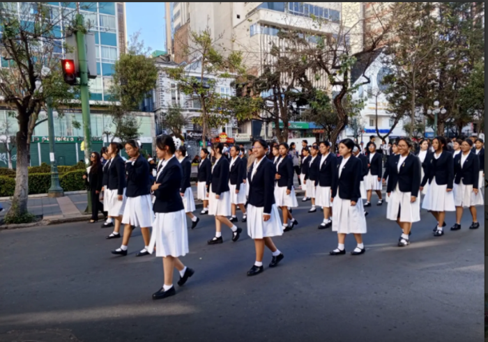Estudiantes de 60 colegios de Cotahuma inician desfiles escolares en La Paz