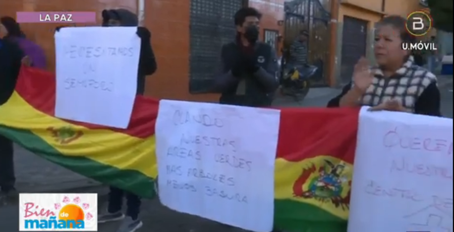 Vecinos de la zona Cuarto Centenario bloquean el acceso a Alto Obrajes y exigen obras al alcalde de La Paz