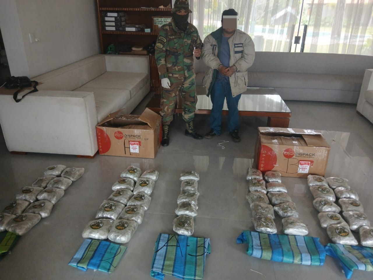 Intervienen alojamiento en Santa Cruz y hallan 45 paquetes de cocaína