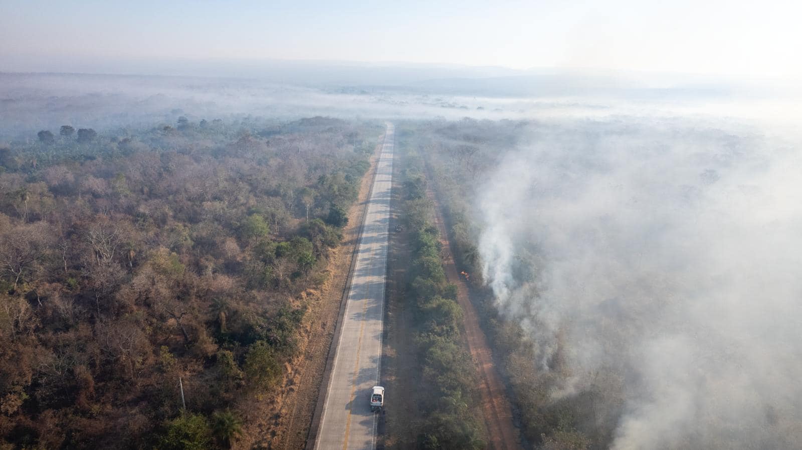 Envían cisternas con agua para ayudar a controlar los incendios forestales en tres municipios cruceños