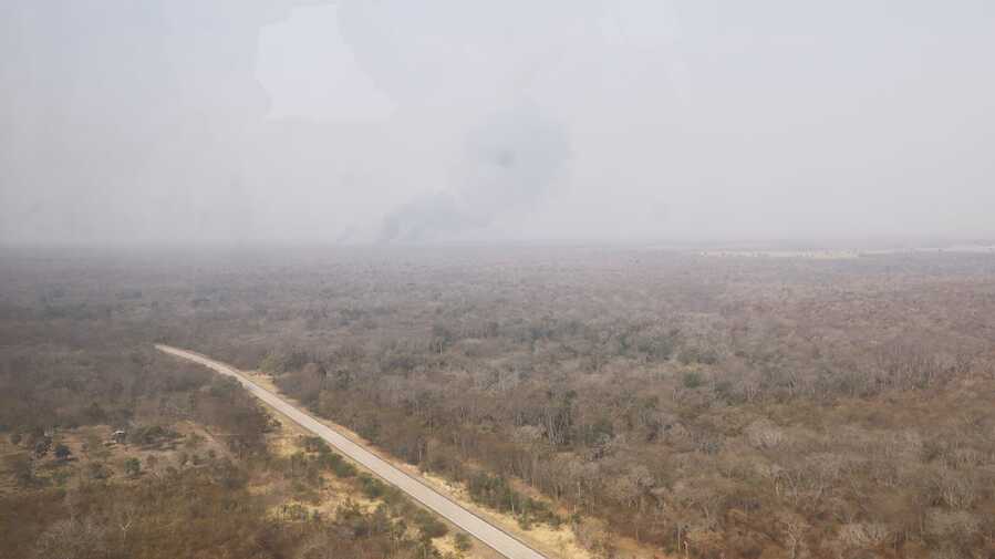 Tareas de mitigación y descargas aéreas controlan incendio en San Lorenzo Viejo y carretera bioceánica está expedita