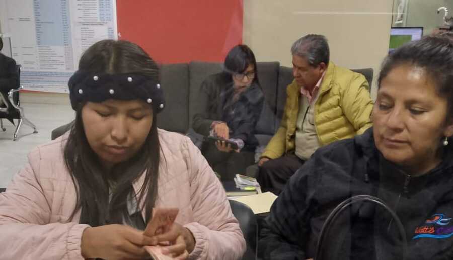 En El Alto empleados reciben pago de beneficios sociales tras intervención de Trabajo