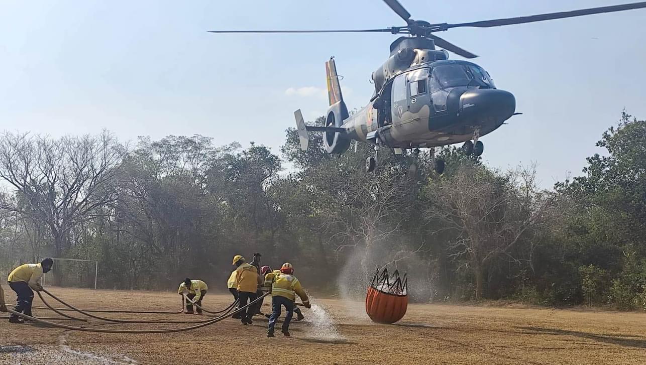 Bomberos, militares y tres helicópteros son movilizados para sofocar incendios 