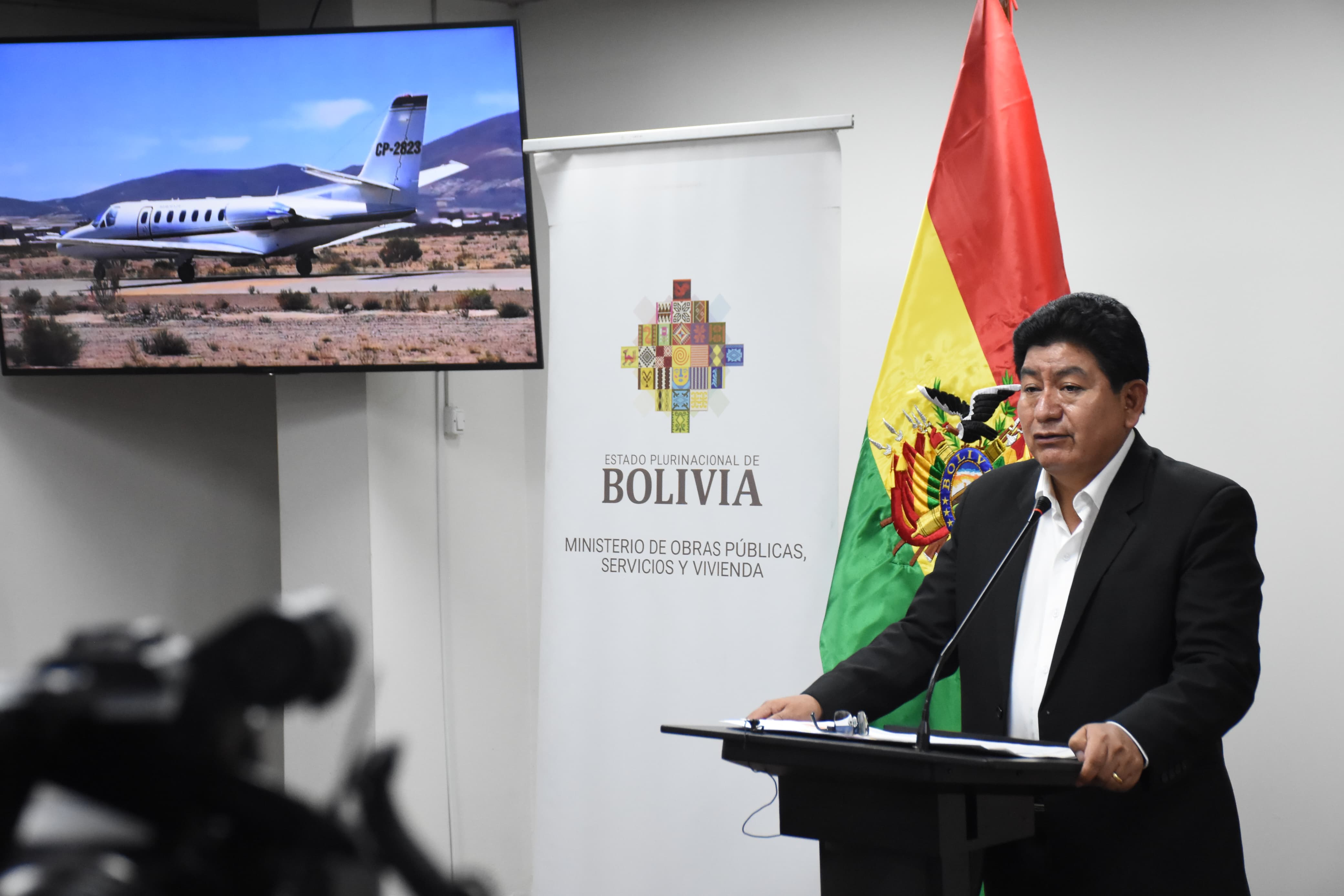 Gobierno adjudica obras en el aeropuerto de Uyuni y licita construcción de la terminal aeroportuaria por Bs 53 millones