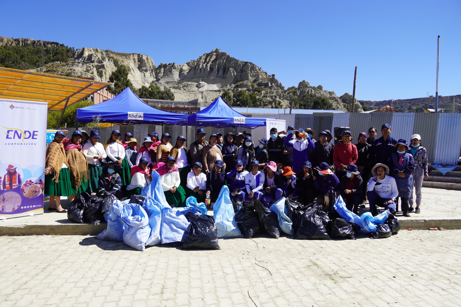 Recolectan más de media tonelada de desechos de la laguna de Achocalla 