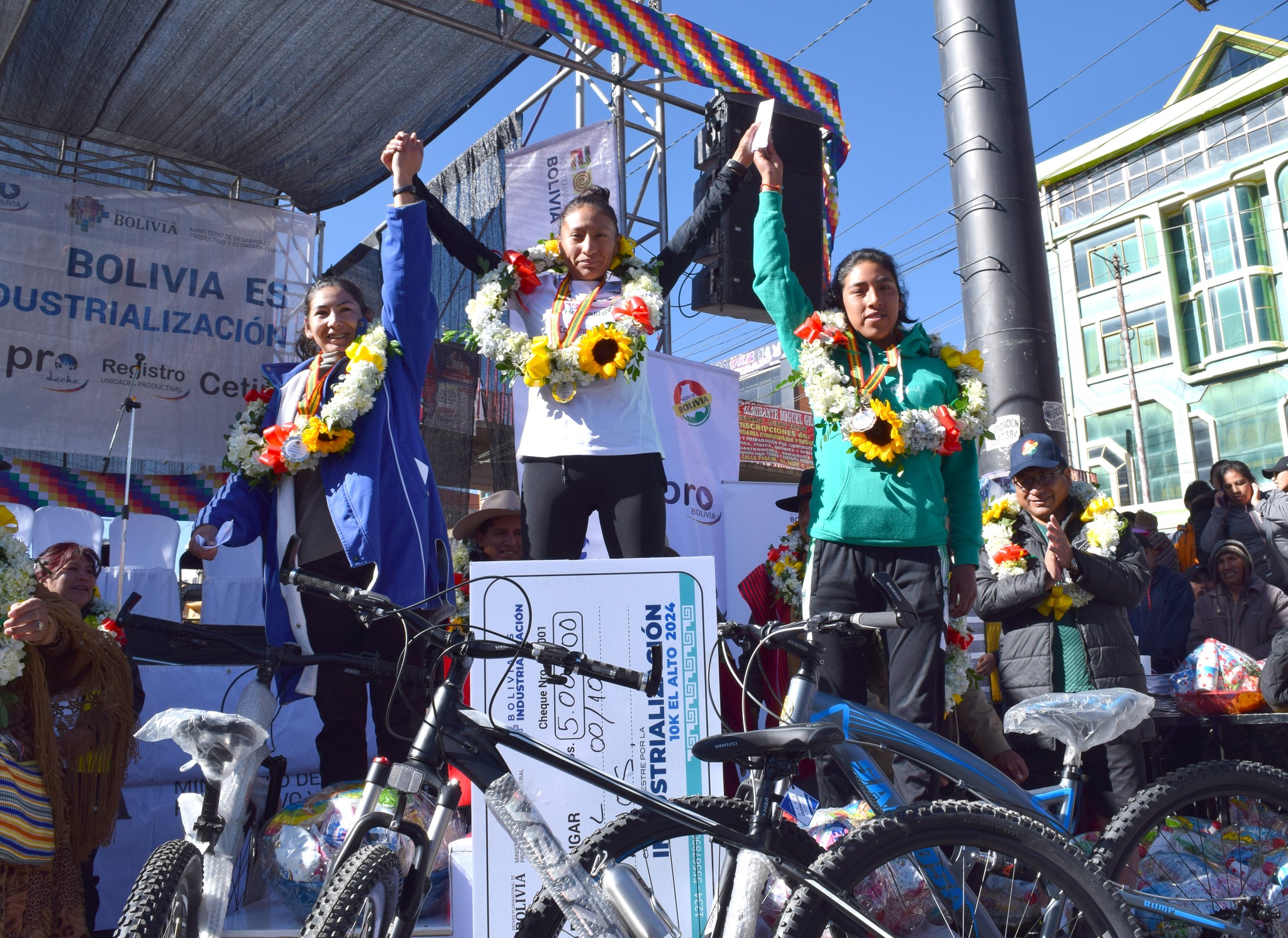 Jhoselyn Camargo y David Ninavia conquistaron las medallas de oro de “Carrera Pedestre por la Industrialización 10K”