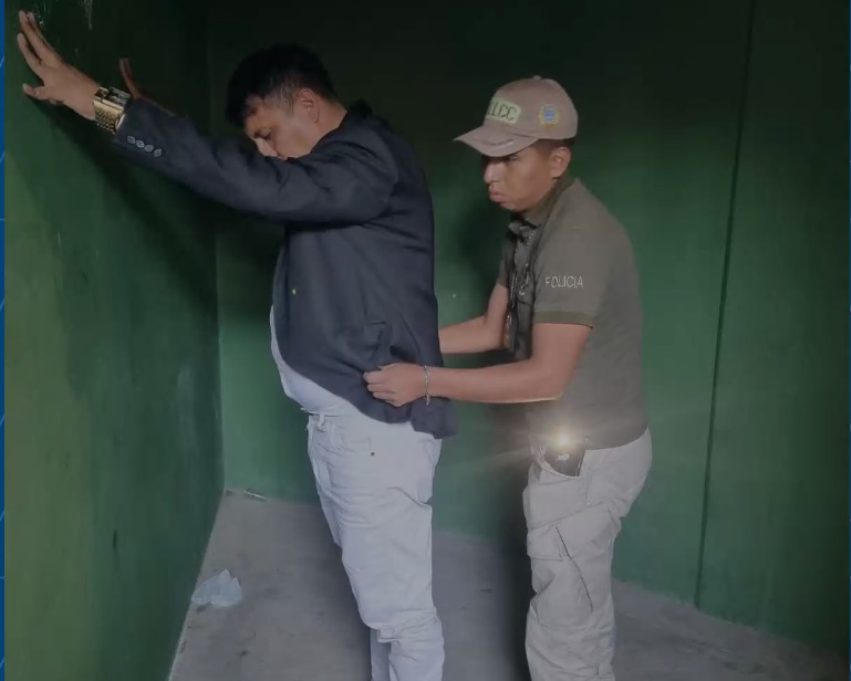 Aduana denuncia a sujeto que intentó suplantar funciones para recuperar un auto incautado 