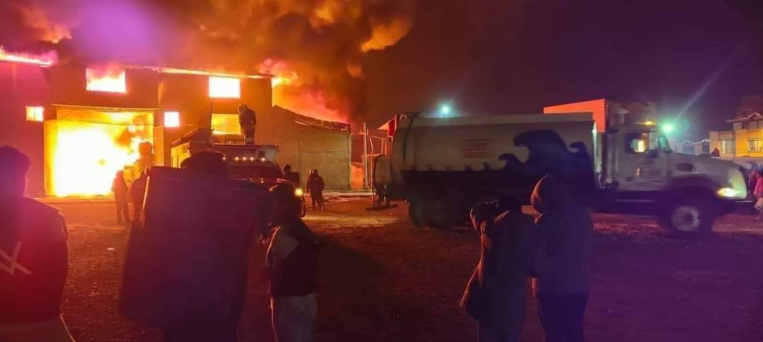 Bomberos controlan “incendio estructural” en planta recicladora de plásticos en El Alto