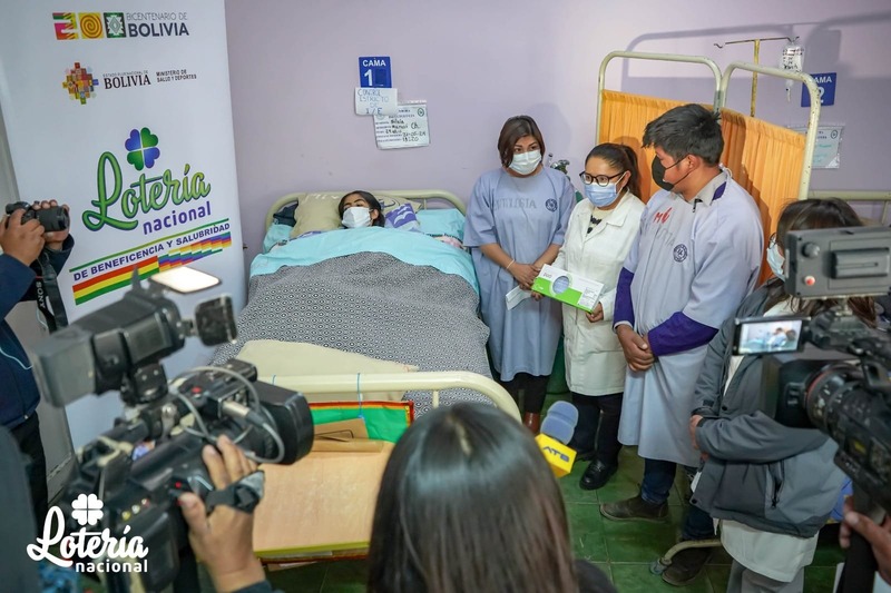 Gobierno entrega material quirúrgico para operación de mujeres de escasos recursos