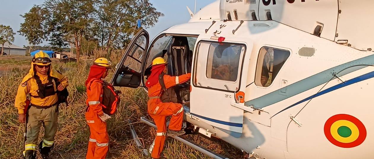 Incendios: Defensa Civil desplaza un helicóptero e instruye al Comando Conjunto intervenir en municipios cruceños