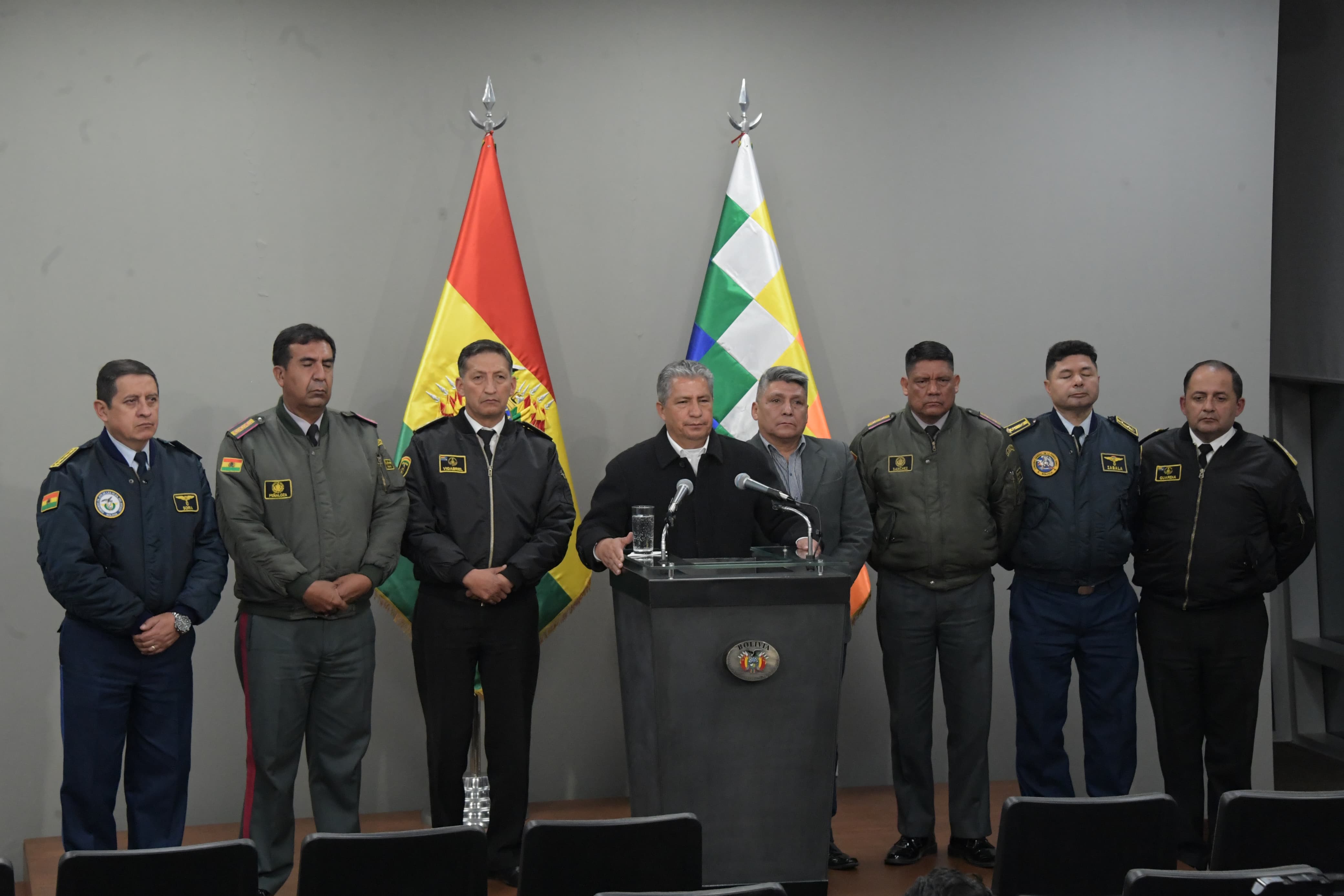 Gobierno asegura control de las FFAA y llama a la calma a población