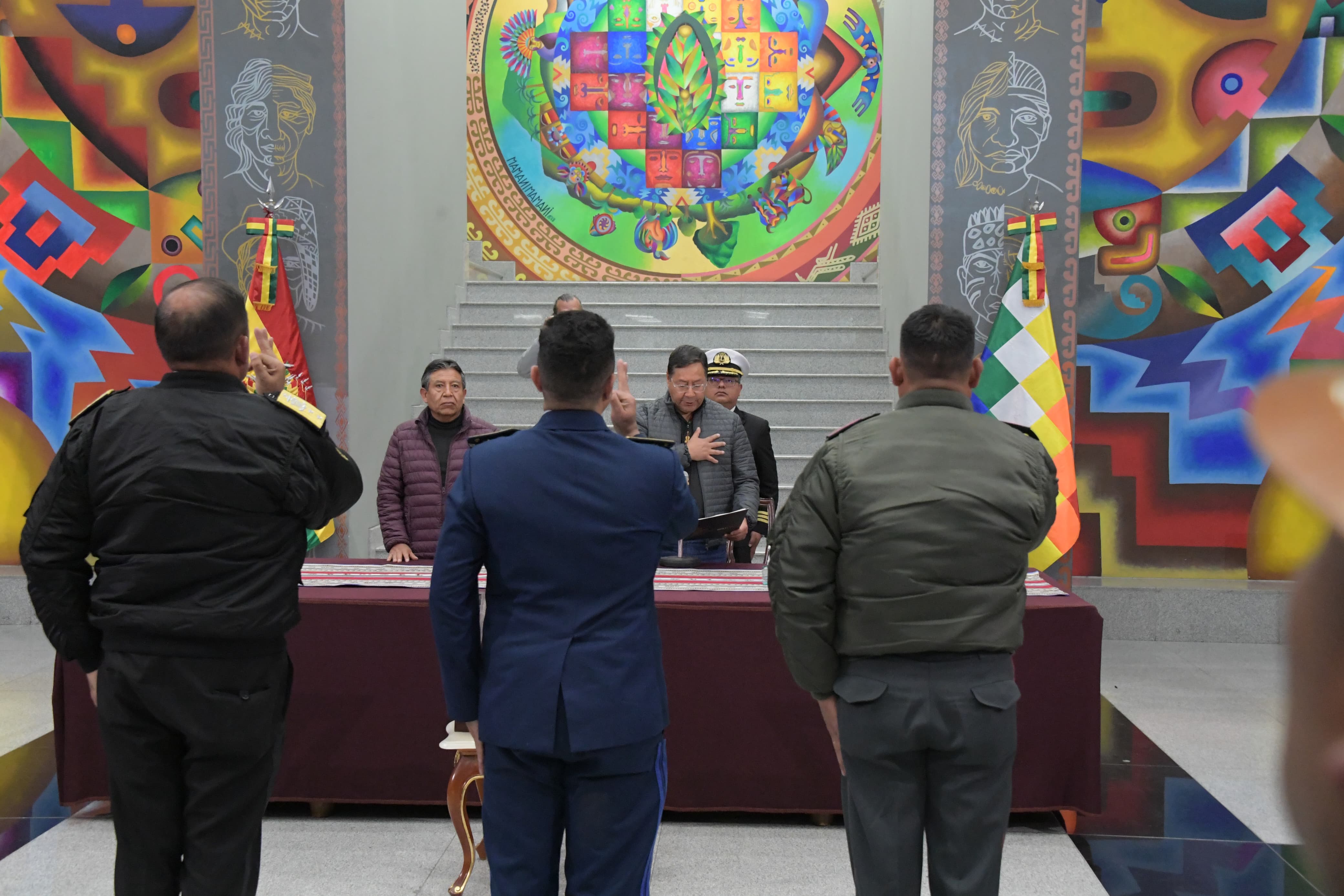 Arce posesiona a nueva Alto Mando de las FFAA, comandante del Ejército ordena a militares retornar a sus unidades