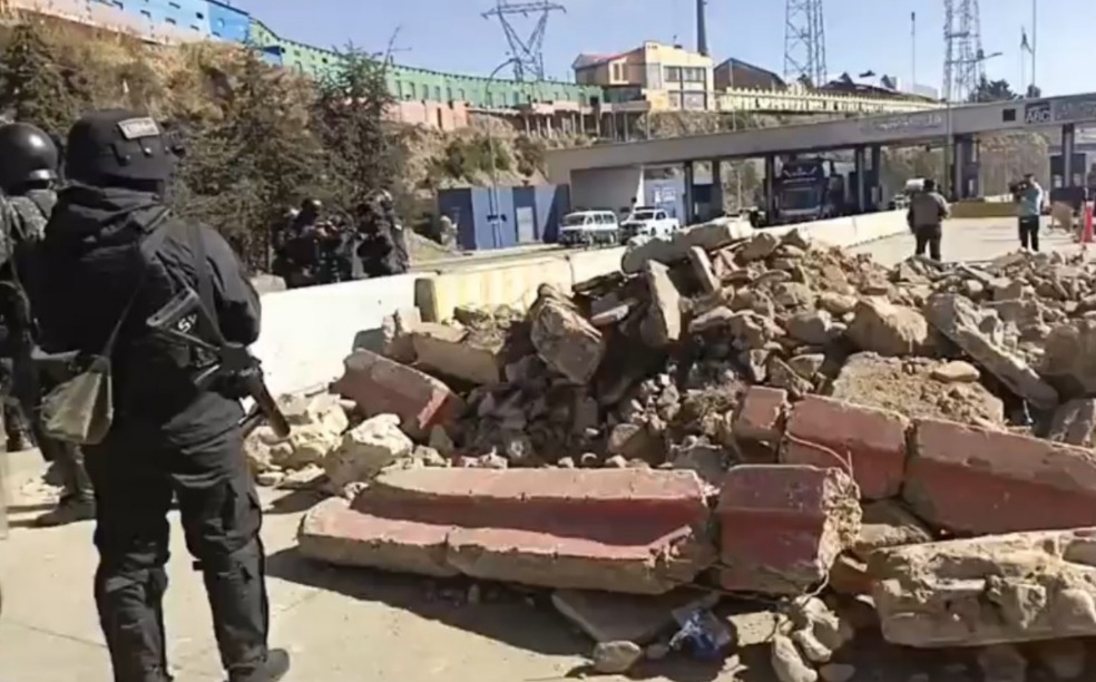 Policías resguardan peaje de la Autopista El Alto – La Paz para evitar conflictos en puntos de bloqueo