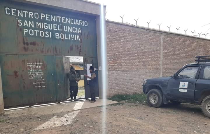 Recapturan a dos reos de los 17 que fugaron de la cárcel de Uncía y detienen a cinco funcionarios implicados