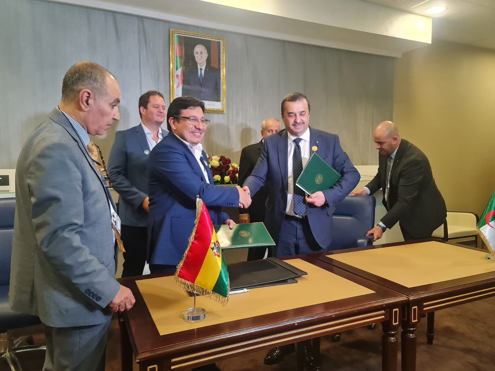 Argelia se interesa en avanzar en acuerdo energético con Bolivia y anuncia visita en 30 días