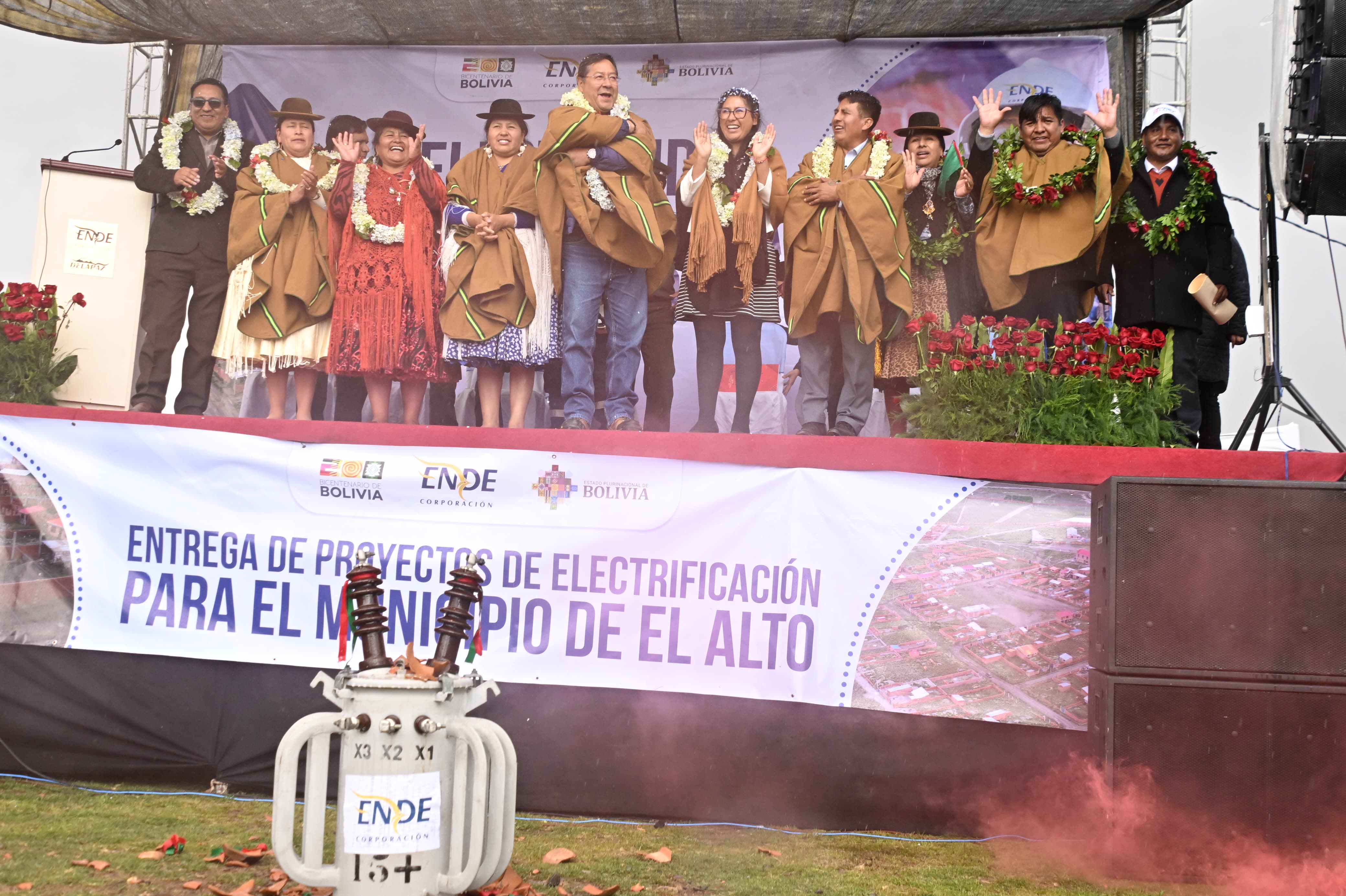 En El Alto entregan cinco proyectos de electrificación que benefician a 342 familias