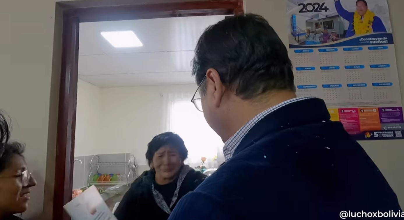 Presidente entrega vivienda a Flora Siñani, quien padece discapacidad auditiva