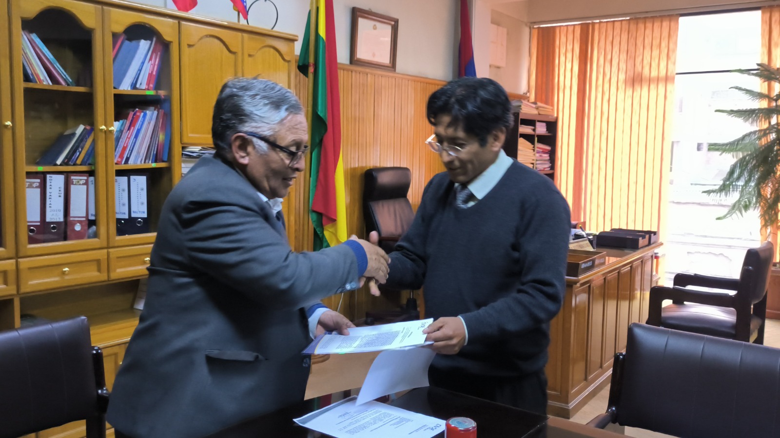 ENDE y UTO sellan acuerdo para que estudiantes realicen prácticas preprofesionales