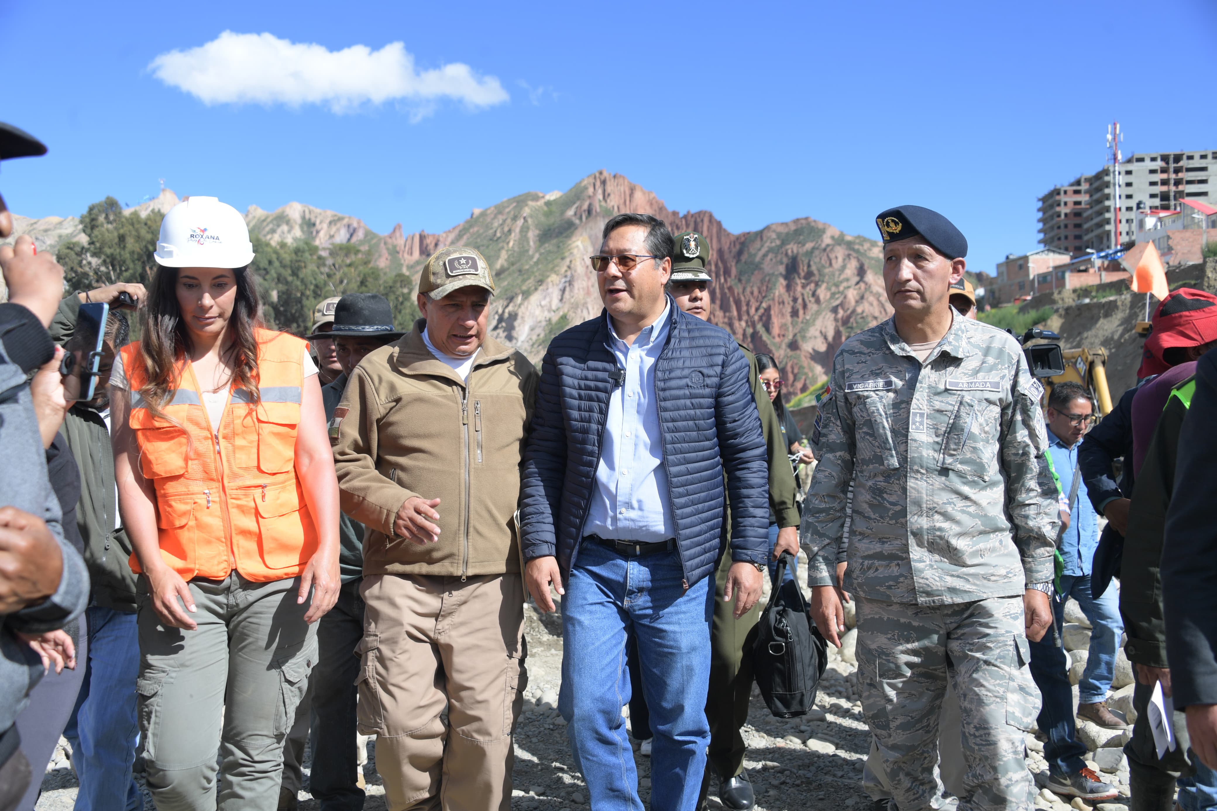 Arce inspecciona labores de encauce de río La Paz, destaca avances y anuncia plan de reconstrucción