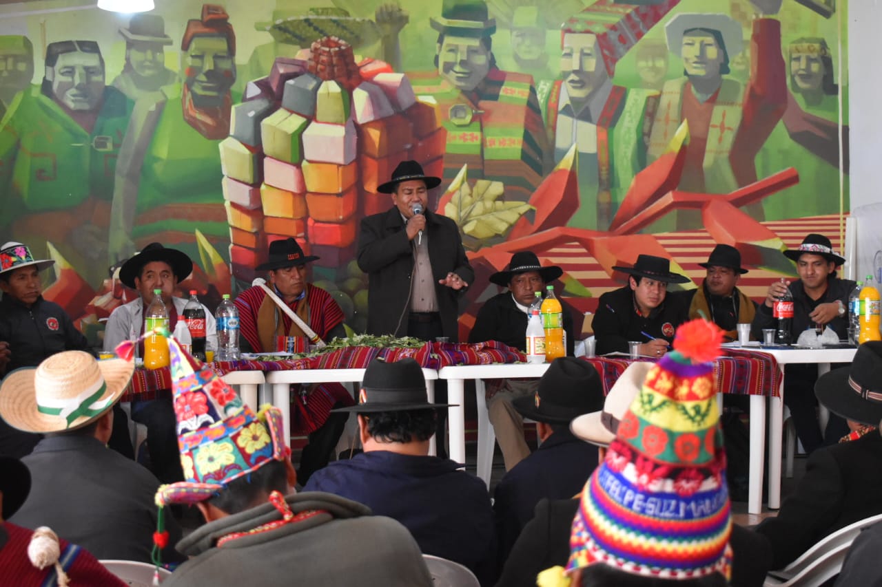 Ministro Condori coordina con la Csutcb proyectos productivos y compromete mayor inversión