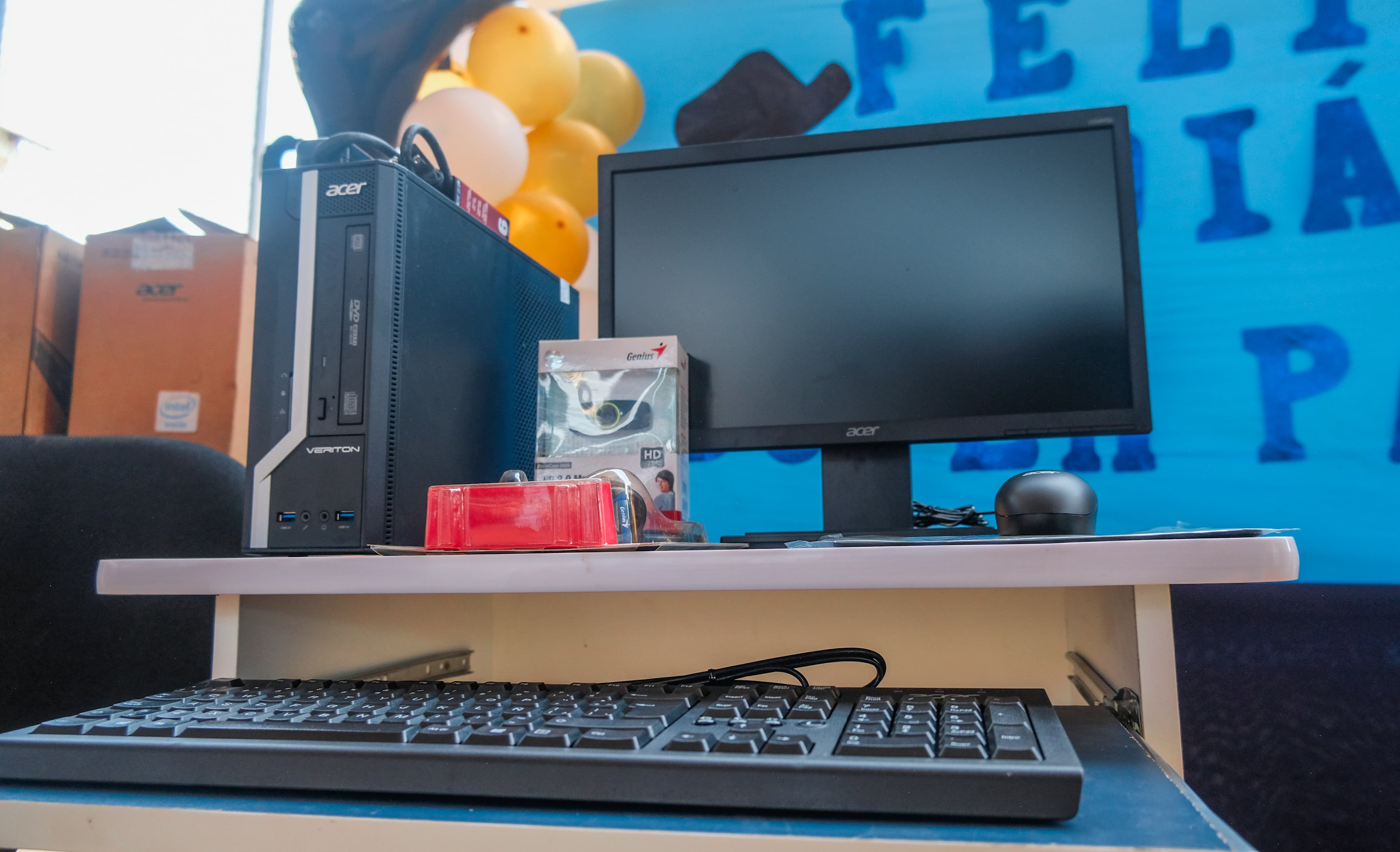 Entel entrega equipos de computación a dos escuelas afectadas por el desborde del río Acre