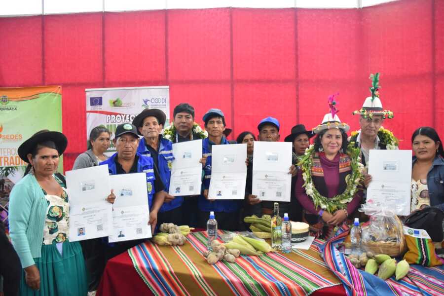 Salud entrega 268 matrículas a prestadores de medicina tradicional en Santa Cruz y Chuquisaca