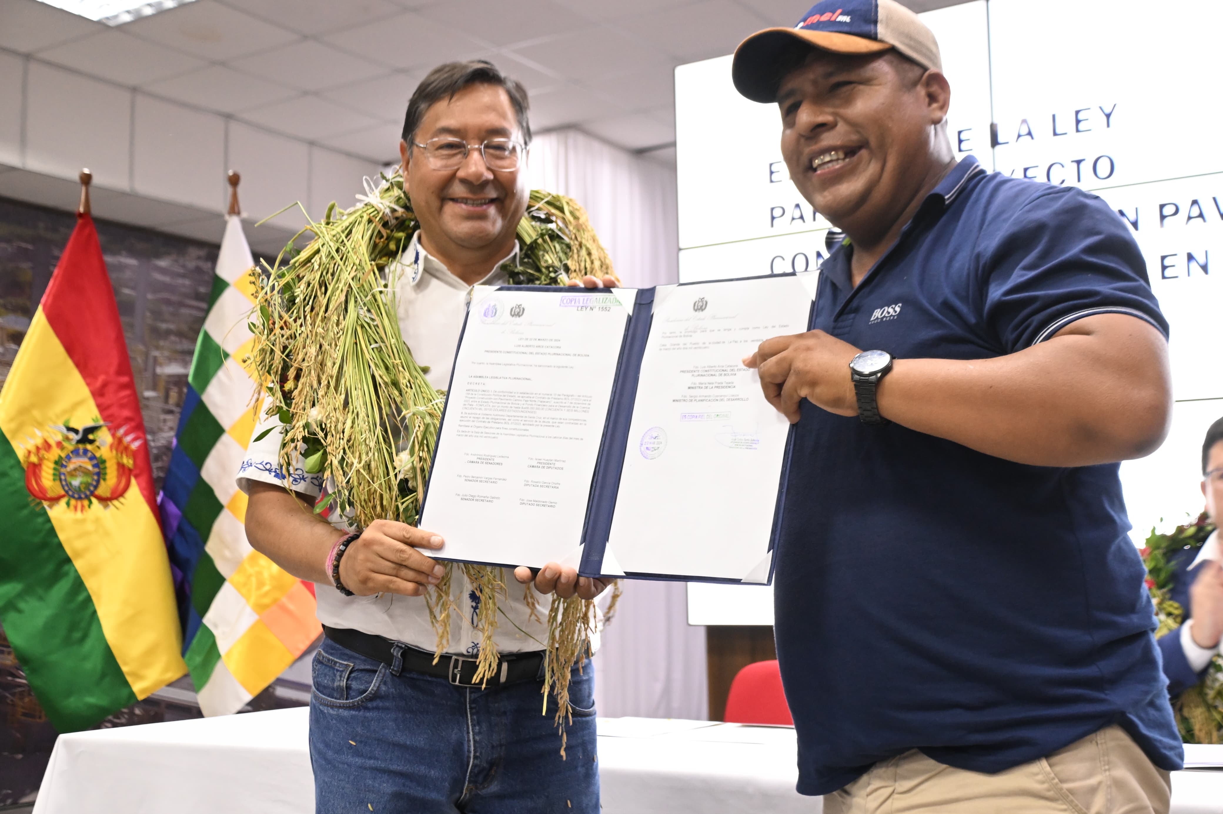 Arce entrega a productores y comunarios cruceños la ley para construir la carretera Faja Norte por $us 56 millones