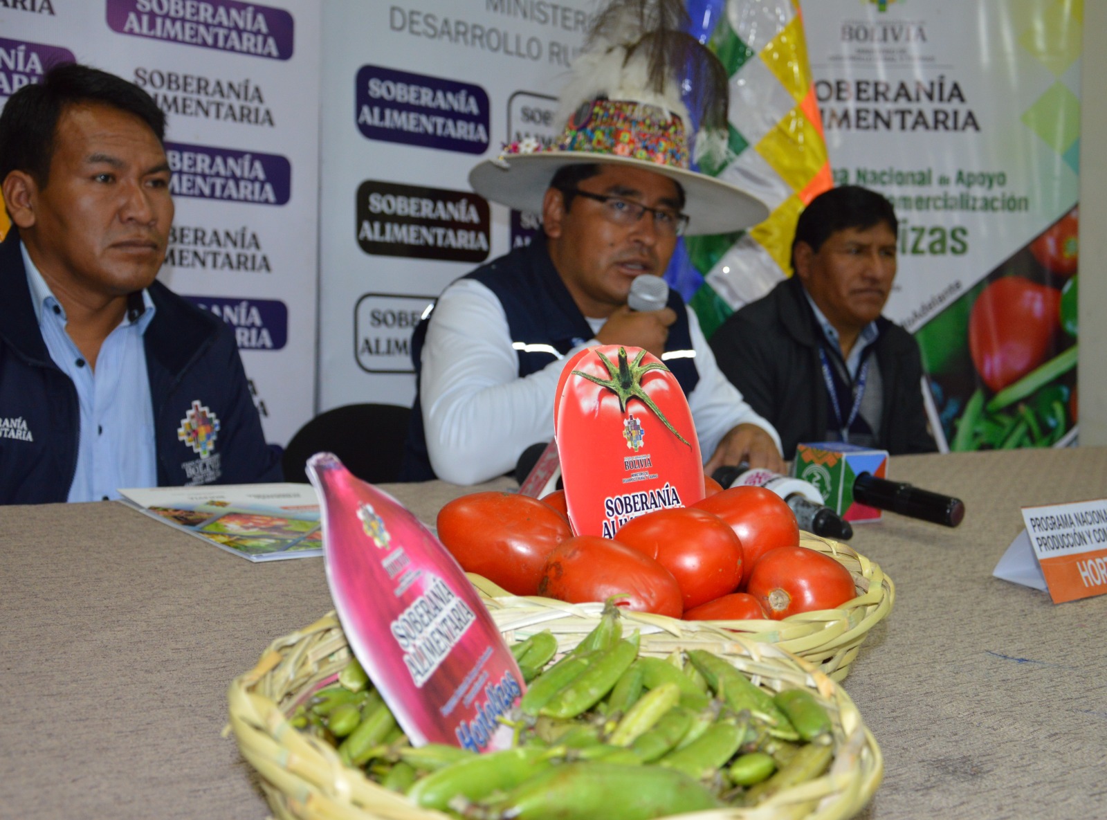 Inyectan Bs 5 millones para incrementar producción de zanahoria, tomate y arveja en La Paz y Cochabamba