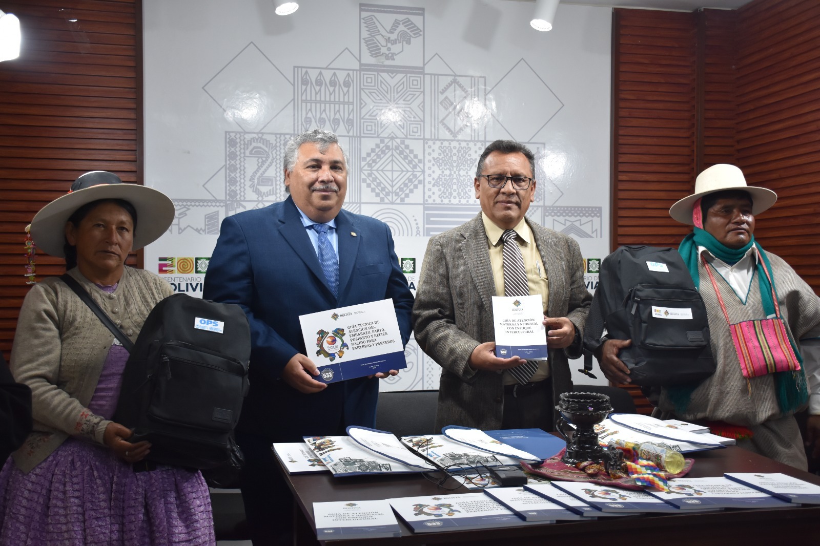 Salud presenta guías técnicas de atención materna dirigida a parteras tradicionales y personal médico