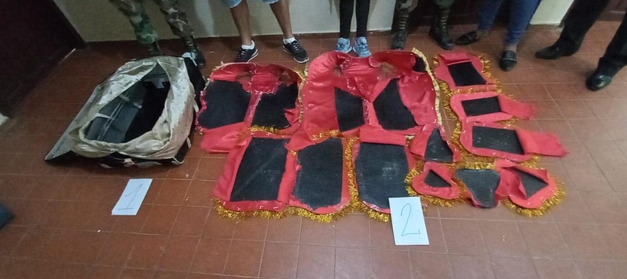 En Santa Cruz, Felcn halla más de 15 kilos de cocaína escondidos en trajes de morenada
