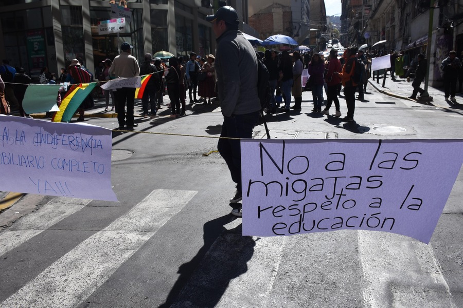Padres de familia bloquean y exigen al alcalde Arias mobiliario para una escuela