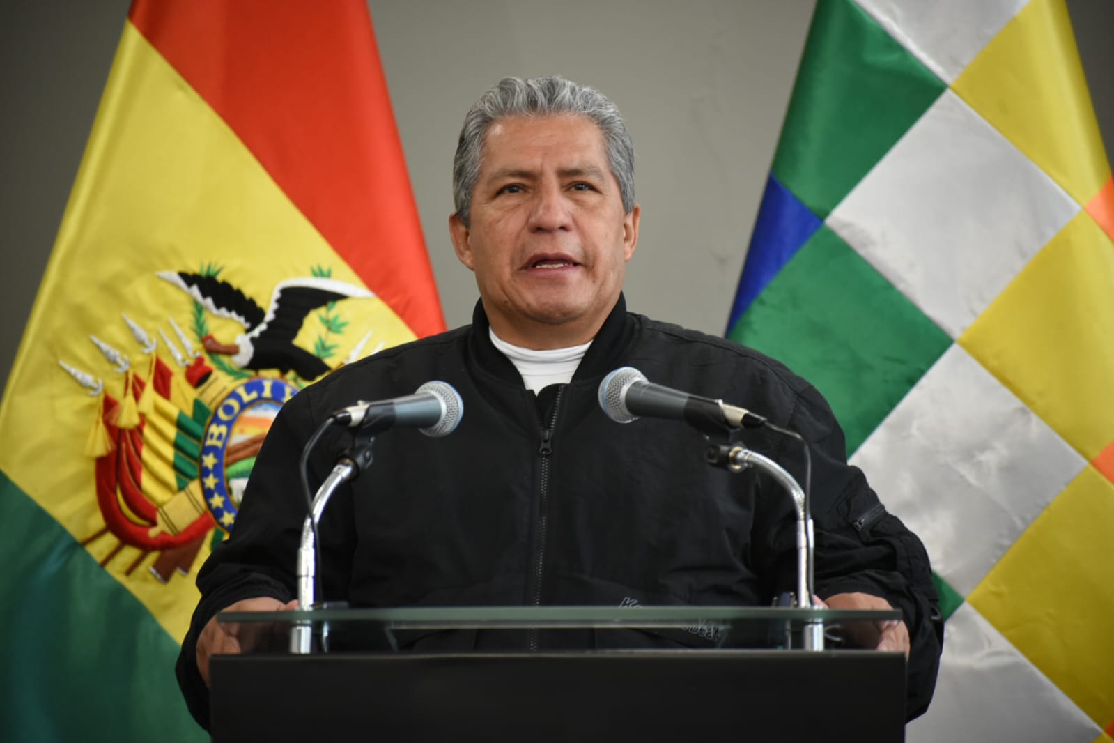 El ministro de Defensa, Edmundo Novillo, en conferencia de prensa. Foto: Gustavo Ticona.