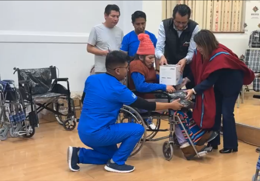 Salud entrega 163 dispositivos y tecnologías médicas a personas con discapacidad y escasos recursos en La Paz 