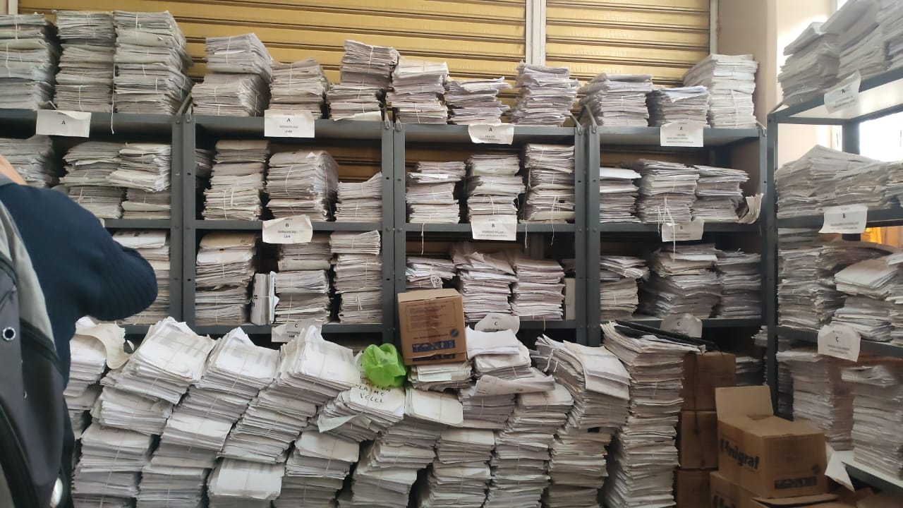 Diputada inspecciona oficina de DDRR en Cochabamba y encuentra documentos de derecho propietario en el piso