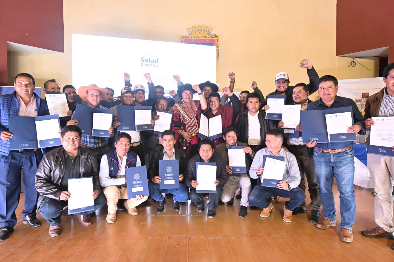 Gobierno firma acuerdos para equipar centros de salud y hospitales de los 29 municipios de Chuquisaca