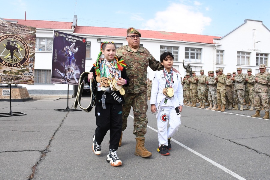 Ejército condecora a niños atletas y les entrega becas de estudio