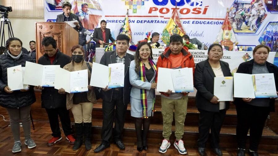Educación entrega beneficios a 230 facilitadores del Programa de Post-Alfabetización de Potosí