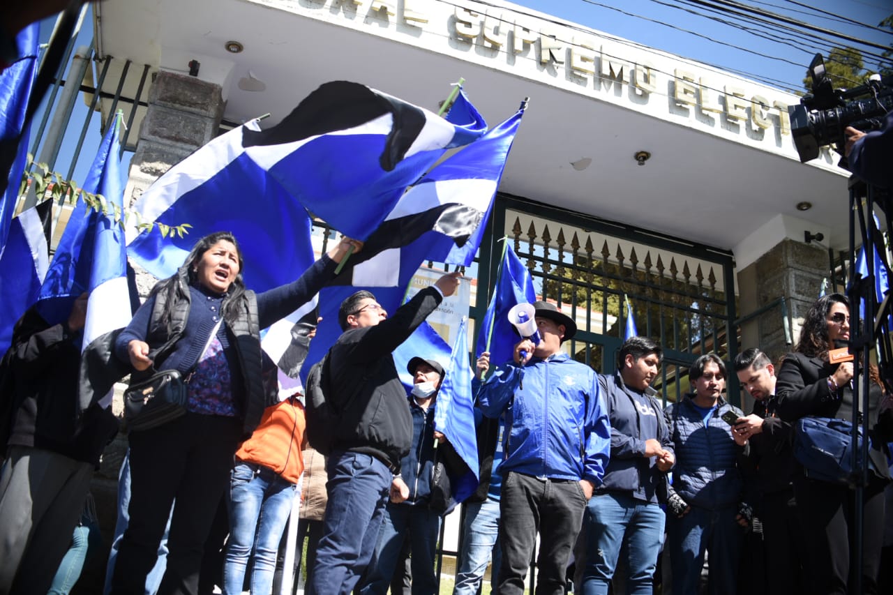 Distritos de La Paz se declaran en vigilia en puertas del TSE pidiendo legalidad del X Congreso Nacional del MAS - IPSP